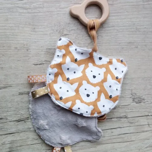 Doudou ourson avec anneau de bois